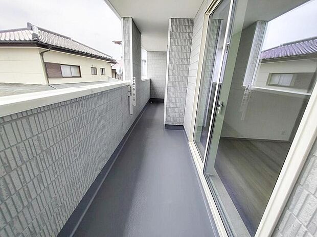 【バルコニー】この物件の魅力の一つです。南面にあるバルコニーはもちろん日当たり良好、だからこそ広くとり、洗濯物を干しやすくするとともに、日光浴にも遊び場にも使える空間を確保いたしました。