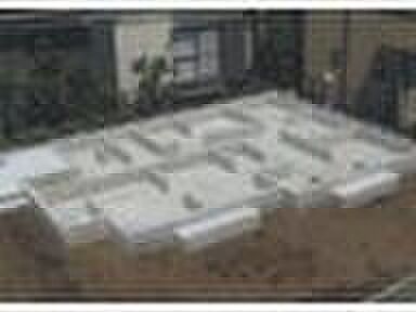 【ベタ基礎】強度の高い鉄筋コンクリート造りベタ基礎を標準とし、土台や軸組等各所に防湿・防腐・防蟻処理を施した劣化対策により、おおむね75年~90年、快適に暮すことができます。地面から基礎上端までの高さを400mm以上確保し、湿気やシロアリから建物を守ります。