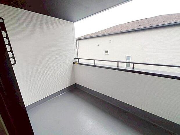 【バルコニー】この物件の魅力の一つです。南面にあるバルコニーはもちろん日当たり良好、だからこそ広くとり、洗濯物を干しやすくするとともに、日光浴にも遊び場にも使える空間を確保いたしました。