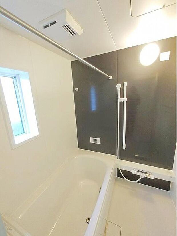 【浴室】一坪タイプのユニットバスは、足をしっかりと延ばして一日の疲れを癒すことが可能です。浴室暖房乾燥機も完備しておりますので、カビの心配が無いのはもちろん、雨の日のお洗濯物はお風呂で乾かせます。