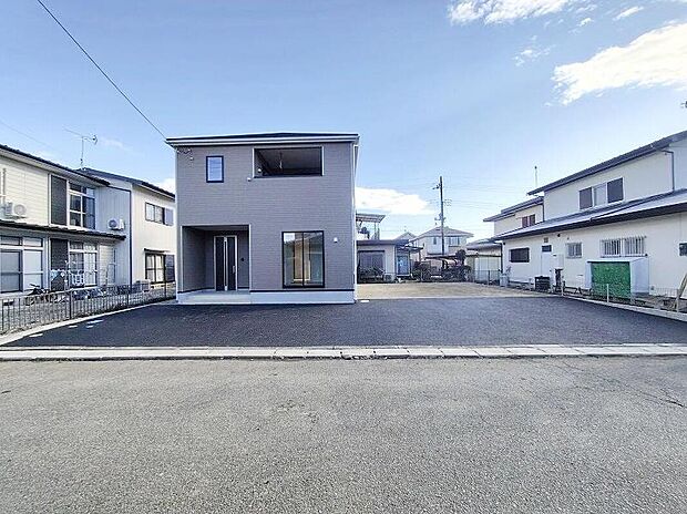 【現地外観写真】全体的に開放感があり、建物自体も開口部を多く設けておりますので、明るさと風通しの良さは自信をもってお勧めできます。両方とも建物の見栄えはもちろん、機能にも大きく影響いたしますので大切なポイントです。