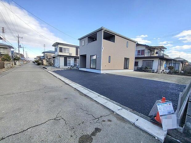 【前面道路含む現地写真】陽当りや通風性など各所に施された工夫で住みやすさを実現。部屋の大きさや周辺環境・街並など、資料には掲載していない情報が現地にはたくさんございます。是非ご確認下さい。ご連絡お待ちしております。