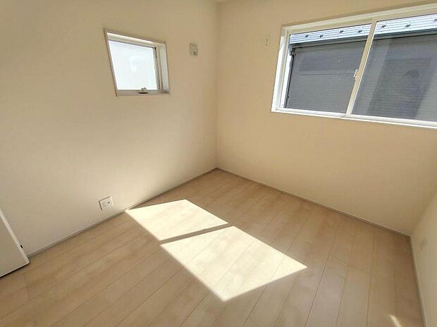 【リビング以外の居室】2面採光の洋室です。窓からの眺望もよくなり視界が広いので、部屋にいても飽きません、そしてもちろん大切なのは明るさと風通し、明るい日差しと心地よい風で自分のお部屋でくつろげる贅沢をご提供します。