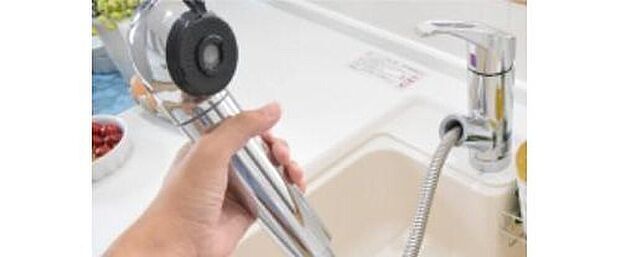 【浄水器一体型シャワー水栓】食器や野菜などの水洗いがスムーズにこなせるハンドシャワーのついた水栓。浄水器一体型なので便利です。