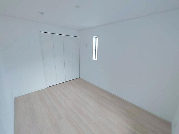 【リビング以外の居室】2面採光の洋室です。窓からの眺望もよくなり視界が広いので、部屋にいても飽きません、そしてもちろん大切なのは明るさと風通し、明るい日差しと心地よい風で自分のお部屋でくつろげる贅沢をご提供します。