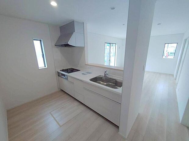 【キッチン】キッチンからリビングを見渡せますので、お料理やお片付け中もご家族のコミュニケーションをお取りいただけます。そしてキッチン自体も明るくなりますし、風も抜けますので衛生面で見ても安心いただける作りです。