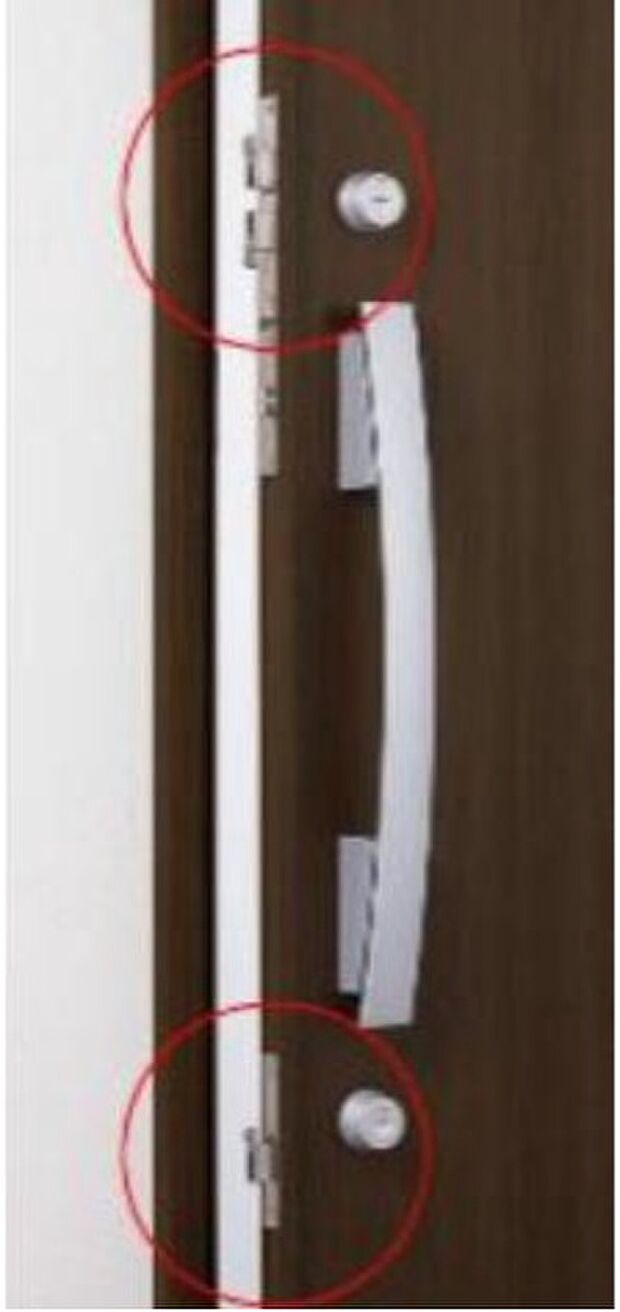 【玄関ダブルロック】解錠に時間がかかるほど侵入盗から狙われにくいもの。玄関はダブルロックを標準装備。シリンダー自体が不正解錠しづらい構造なのでピッキングなどによる「施錠開け」対策に効果的です。