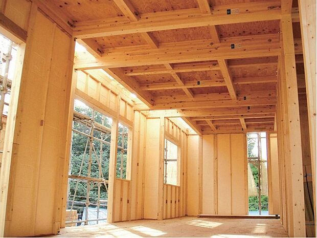 【構造・工法・仕様】屋外からの湿気の影響を受けやすい外壁と1階床に”水に強い成形型断熱材”ポリスチレンフォームを採用。壁パネルに60mm厚、床に100mm厚を使用することにより断熱材の隙間を解消し、断熱性能、気密性能を高めます。