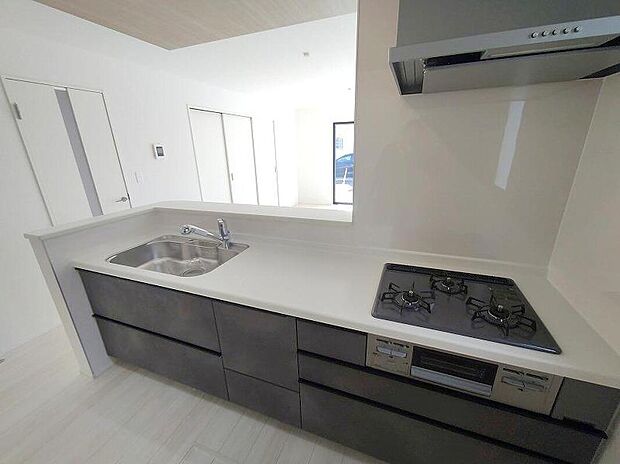 【キッチン】キッチンには大容量のオールスライド式の収納を採用しております。奥までしっかりと収納として活用でき、取り出す時も手前の物をどかしたりする手間など掛かりません、キッチン周りをいつもスッキリにしておけます。