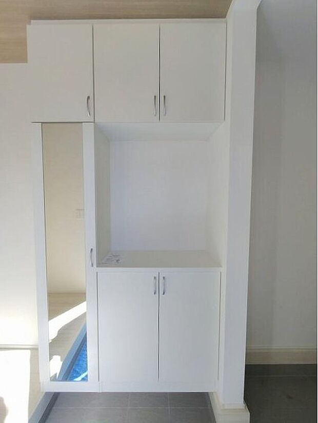 【玄関】背の高いシューズボックスは、ご家族分の靴が収納できるので、玄関スペースがいつもすっきり片付きます。ミラー付ですので、全身のコーディネートチェックが可能。朝の身だしなみチェックに最適です♪