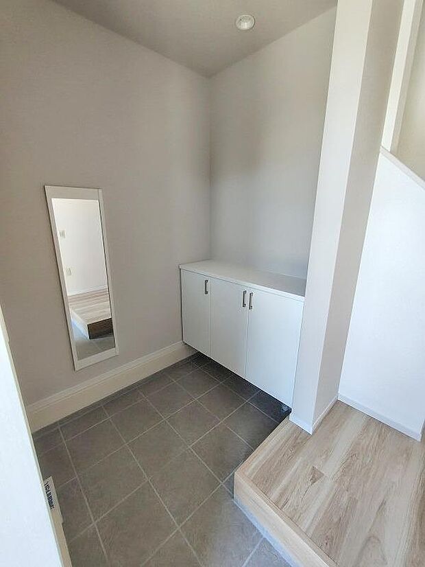 【玄関】玄関ポーチは広くとられているので、雨の日も濡れることなく焦らず出入りができますね!