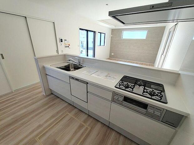 【キッチン】キッチンには大容量のオールスライド式の収納を採用しております。奥までしっかりと収納として活用でき、取り出す時も手前の物をどかしたりする手間など掛かりません、キッチン周りをいつもスッキリにしておけます。