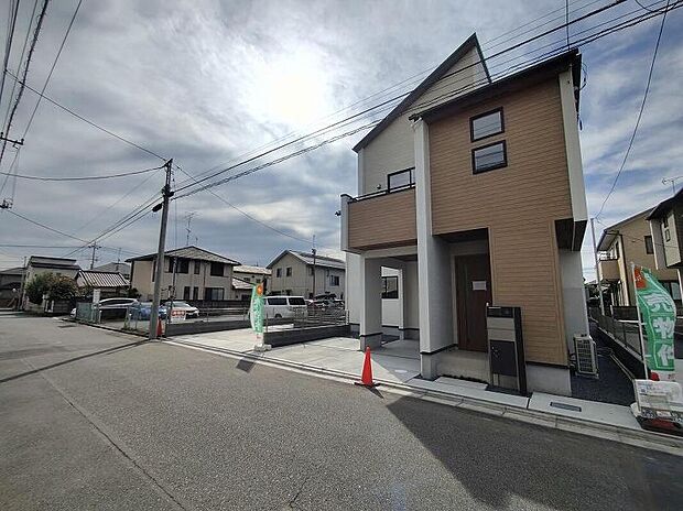 【前面道路含む現地写真】堂々完成いたしました。敷地の間口が広く建物も大きいので、まさしく堂々建っているという印象を受ける新築が完成いたしました。お客様の大切なお城として自慢していただける一軒です。