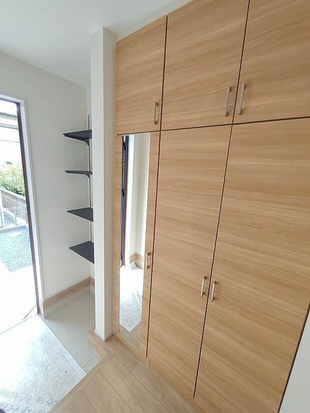 【玄関】背の高いシューズボックスは、ご家族分の靴が収納できるので、玄関スペースがいつもすっきり片付きます。ミラー付ですので、全身のコーディネートチェックが可能。朝の身だしなみチェックに最適です♪