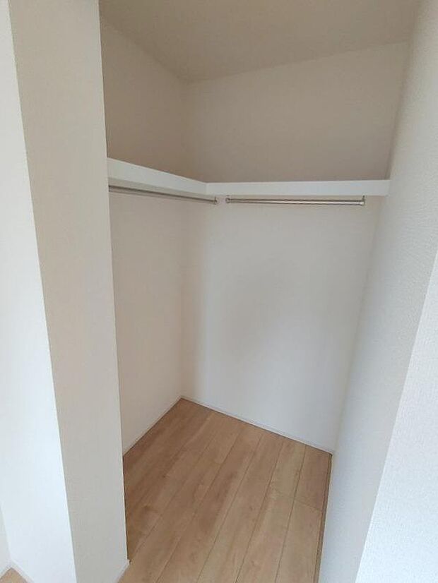 【収納】あると助かるウォークインクローゼットです。長く住むにつれて自然と多くなるお荷物も楽々しっかりと収納できます。また、時間のかかる衣替えも衣服の順番を変えるだけでいつでも簡単にできてストレスフリー。