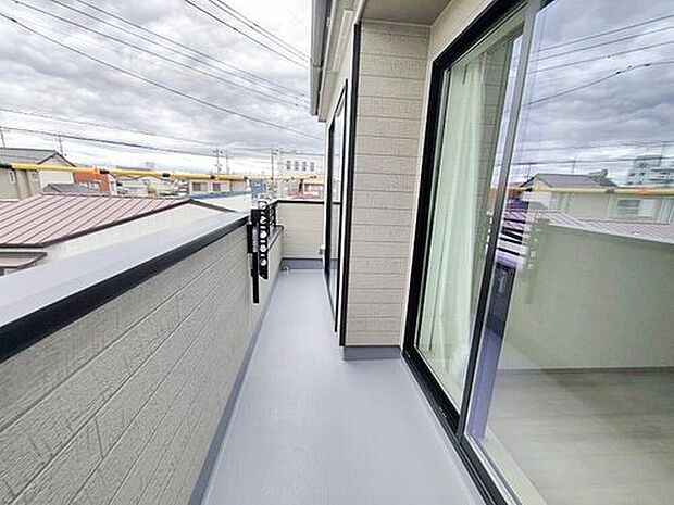 【バルコニー】この物件の魅力の一つです。南面にあるバルコニーはもちろん日当たり良好、だからこそ広くとり、洗濯物を干しやすくするとともに、日光浴にも遊び場にも使える空間を確保いたしました。