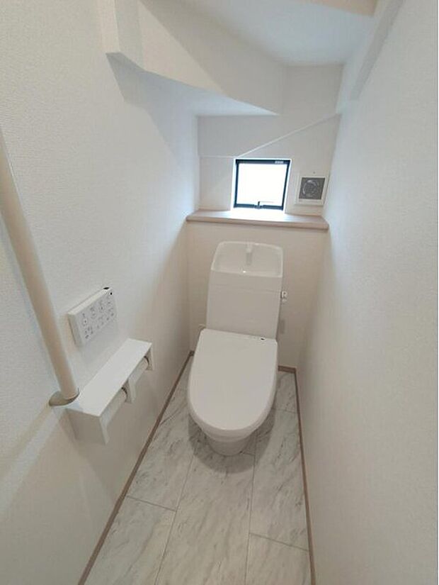 【トイレ】小窓で採光面と通気性を確保しておりますので、陽射し差し込む明るい空間で、いつもさわやかな状態を保っていただけます！トイレスペースが1階・2階にございますので、ゲスト用・家族用に分けることもできます。