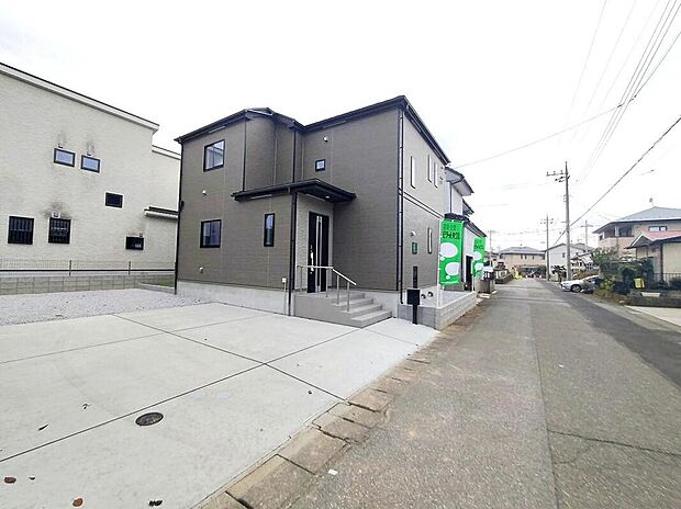 【前面道路含む現地写真】お車はゆとりをもって並列2台停めていただます。お出かけの際に誰かに頼んで前の車をどかしたり、1台の停め方によってはもう一台の駐車が難しかったり、そんなストレスとは無縁の広さがあり、楽々停められます。