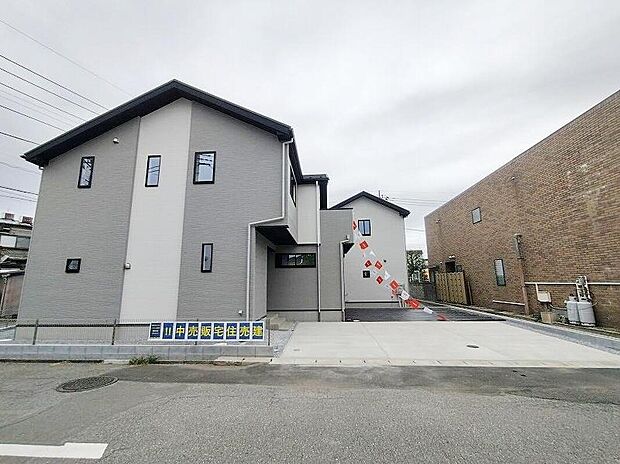 【現地外観写真】お車はゆとりをもって並列2台停めていただます。お出かけの際に誰かに頼んで前の車をどかしたり、1台の停め方によってはもう一台の駐車が難しかったり、そんなストレスとは無縁の広さがあり、楽々停められます。