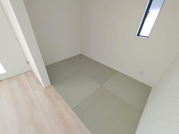 【リビング以外の居室】一部屋は欲しい和室！デザイン性の高い畳の和室はお昼寝スペースにしたり、お孫さんが泊まりに来たら客間にもなります。リビングの延長としても使えるので、ライフスタイルによって多目的に利用できて大変便利です。