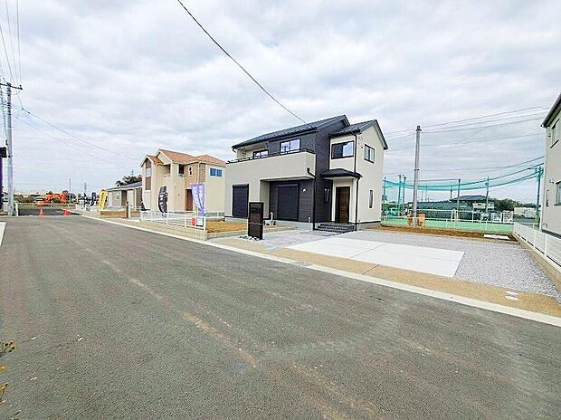 【前面道路含む現地写真】建物周囲全体に開口部を設けていますので、大変風通しの良い物件です。風通しの良さは、住んでいるときの気持ちよさだけでなく、湿気対策として建物の寿命にも関わる大切なポイントです。快適に長くお住まい下さい。