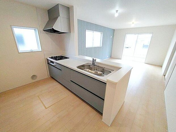 【キッチン】人気の対面式キッチン☆お食事の準備をしながらでもご家族とのコミュニケーションを楽しめます♪スライドタイプの収納を採用してますので、奥までしっかりと収納空間を利用できます。取り出しも簡単に♪