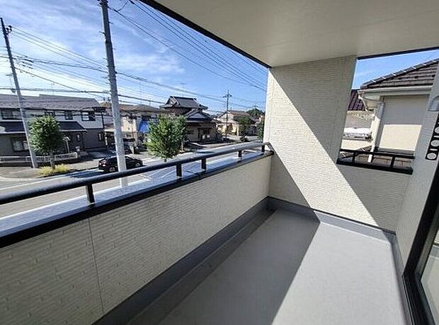 【バルコニー】この物件の魅力の一つです。南面にあるバルコニーはもちろん日当たり良好、だからこそ広くとり、洗濯物を干しやすくするとともに、日光浴にも遊び場にも使える空間を確保いたしました。