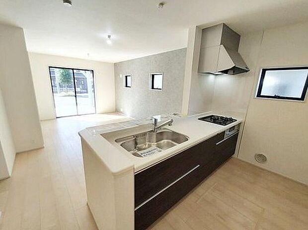 【キッチン】キッチンスペースはご家族みんなで作業ができるスペースを確保しております。みんなで楽しくお料理やお片付けをすれば、家事の時間も家族のコミュニケーションの時間に変わります。