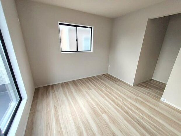 【リビング以外の居室】2面採光の洋室です。窓からの眺望もよくなり視界が広いので、部屋にいても飽きません、そしてもちろん大切なのは明るさと風通し、明るい日差しと心地よい風で自分のお部屋でくつろげる贅沢をご提供します。