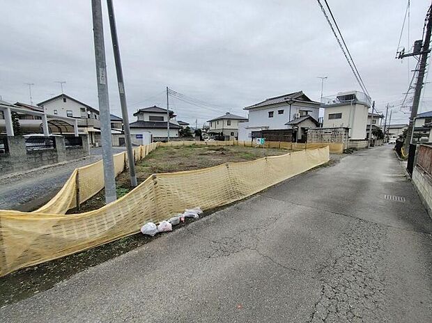 【前面道路含む現地写真】JR東北本線「雀宮」駅より1kmの閑静な住宅街です。
駐車スペースも広く確保しております。