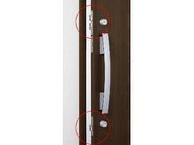 【玄関ダブルロック】解錠に時間がかかるほど侵入盗から狙われにくいもの。玄関はダブルロックを標準装備。シリンダー自体が不正解錠しづらい構造なのでピッキングなどによる「施錠開け」対策に効果的です。