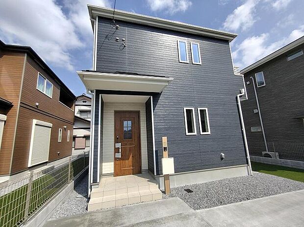 【現地外観写真】建物周囲全体に開口部を設けていますので、大変風通しの良い物件です。風通しの良さは、住んでいるときの気持ちよさだけでなく、湿気対策として建物の寿命にも関わる大切なポイントです。快適に長くお住まい下さい。