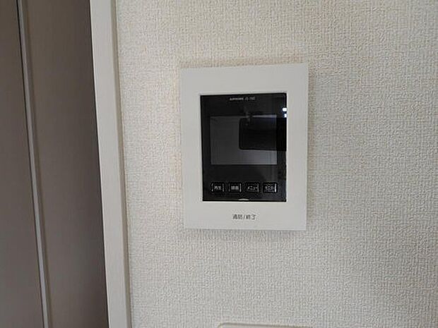 【TVモニター付きインターホン】TVモニター付きインターホン完備！来訪者の顔をしっかり確認できるため、不在時やお子様のお留守番時にも安心です。

