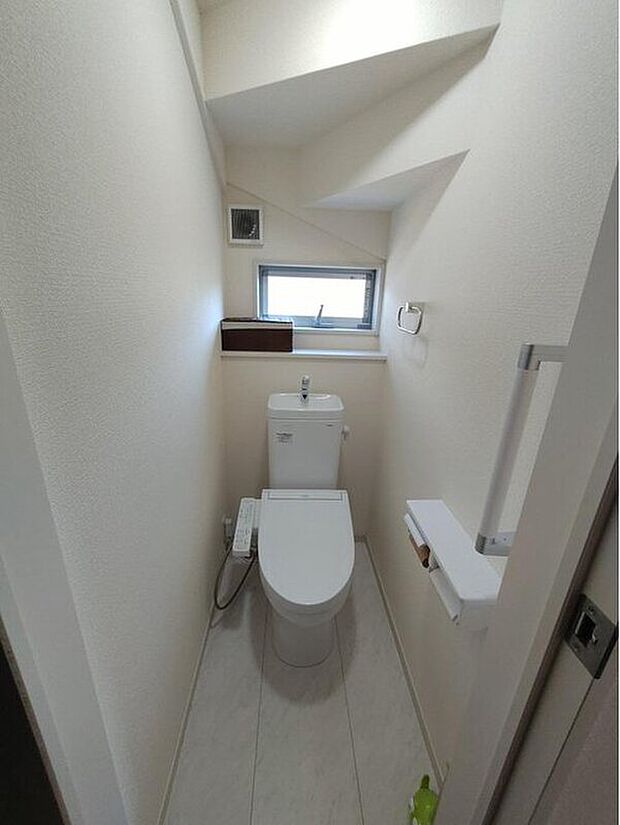 【トイレ】1階2階にトイレを設置♪温水便座付トイレです♪もちろん快適で清潔なシャワー機能は標準で備えています。スペースも広くとっているので普段のお掃除もしやすいトイレスペースです。

