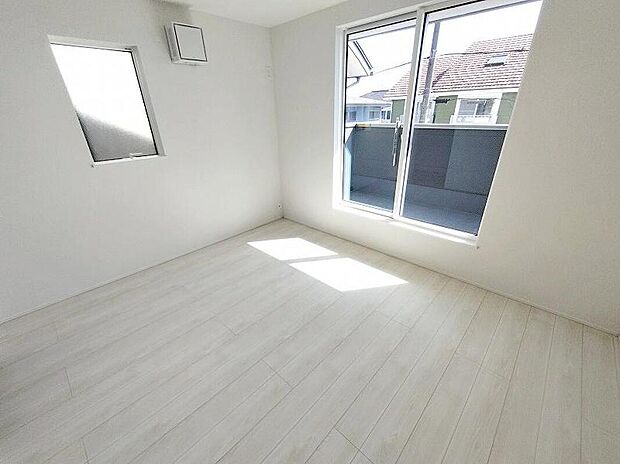 【リビング以外の居室】2面採光の洋室です。窓からの眺望もよくなり視界が広いので、部屋にいても飽きません、そしてもちろん大切なのは明るさと風通し、明るい日差しと心地よい風で自分のお部屋でくつろげる贅沢をご提供します。