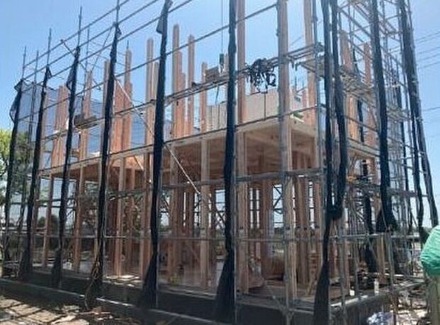 【木造軸組工法】日本で長年の実績がある工法で、柱、梁などの「軸組み」で構造体を作り上げていきます。接合部には金物・筋かいなどで補強を行い、より強度を高めています。木材はプレカットにより品質のバラツキを防ぎ、安定した品質の住宅を供給しています。