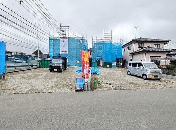 【前面道路含む現地写真】資料請求やご案内も即日対応いたします♪同じ施工例の物件見学や、完成イメージプレゼンテーションも承っております。どのような建物が建つか、間取りの広さは?など気になる点を一つ一つご説明させていただきます。