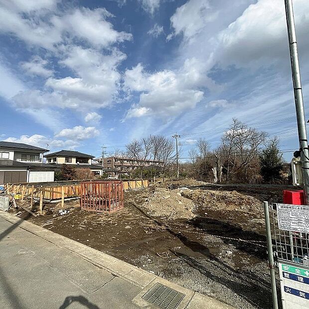 【前面道路含む現地写真】資料請求やご案内も即日対応いたします♪同じ施工例の物件見学や、完成イメージプレゼンテーションも承っております。どのような建物が建つか、間取りの広さは?など気になる点を一つ一つご説明させていただきます。