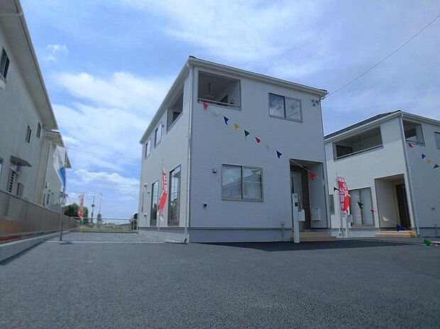 【類似外観同仕様】類似外観同仕様の物件になります。扉や窓の開口部の位置やデザインが異なります。建物のプレゼンテーションやモデルハウスのご案内も行っているので、お気軽にお問い合わせください。