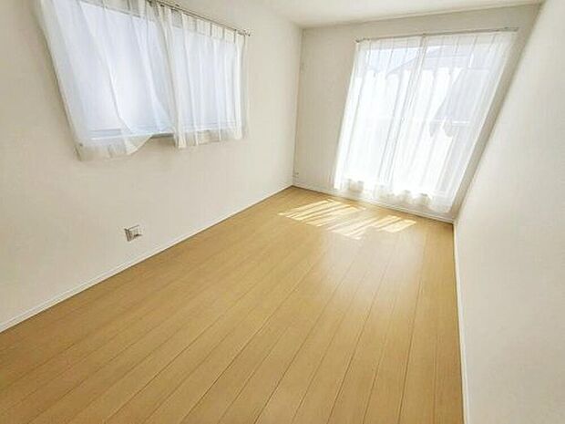 【リビング以外の居室】2面採光の洋室です。窓からの眺望もよくなり視界が広いので、部屋にいても飽きません、そしてもちろん大切なのは明るさと風通し、明るい日差しと心地よい風で自分のお部屋でくつろげる贅沢をご提供します。