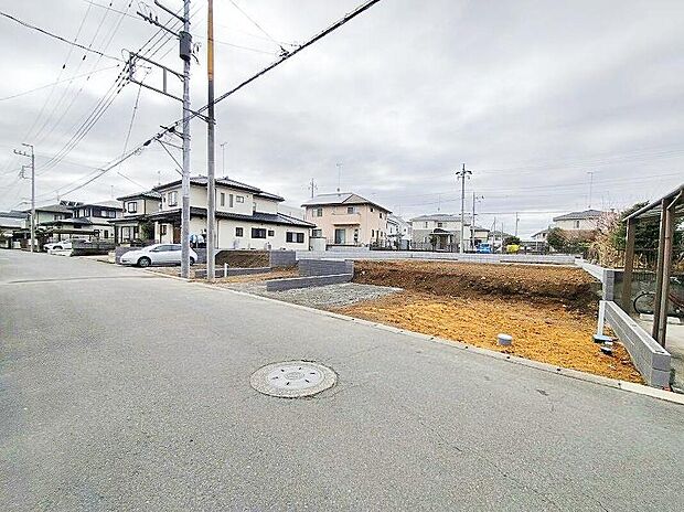 【前面道路含む現地写真】資料請求やご案内も即日対応いたします♪同じ施工例の物件見学や、完成イメージプレゼンテーションも承っております。どのような建物が建つか、間取りの広さは?など気になる点を一つ一つご説明させていただきます。