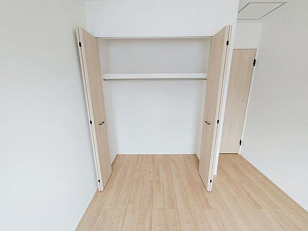 【収納】各居室に収納を完備しております。収納が豊富な住宅は居室空間がしっかりと使えるので暮らしやすさが断然に上がります。荷物をを気にすることなく家具の配置をお好み通りにできるのも大きな魅力です。