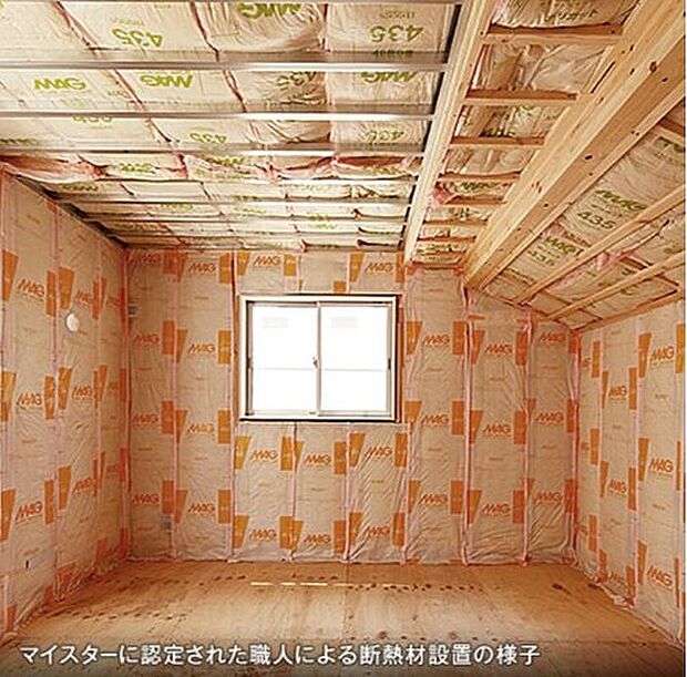 【 断熱材】グラスウール断熱材はキレイに貼れないと断熱効果が落ちます。時には、結露で家にダメージを与えてしまう可能性もあります。そこで、当社では社員や職人さんにガラス繊維協会の実践するマイスター認定の取得を奨励しています。同時に、断熱材自体の貼りやすさの研究も行い、キレイに貼りやすい断熱材の開発と貼り方の施工技術を構築し、実践しています。