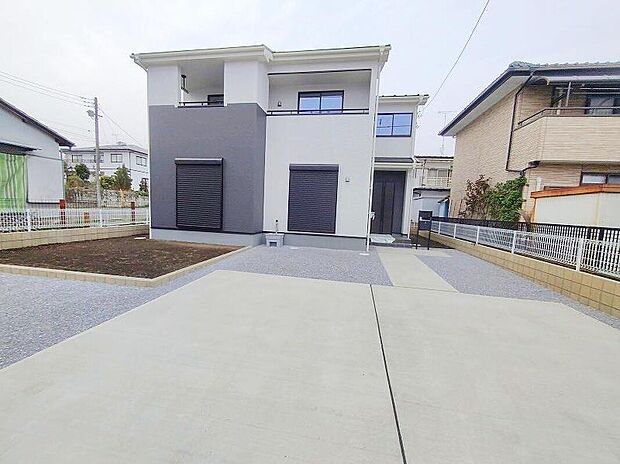 【現地外観写真】建物周囲全体に開口部を設けていますので、大変風通しの良い物件です。風通しの良さは、住んでいるときの気持ちよさだけでなく、湿気対策として建物の寿命にも関わる大切なポイントです。快適に長くお住まい下さい。