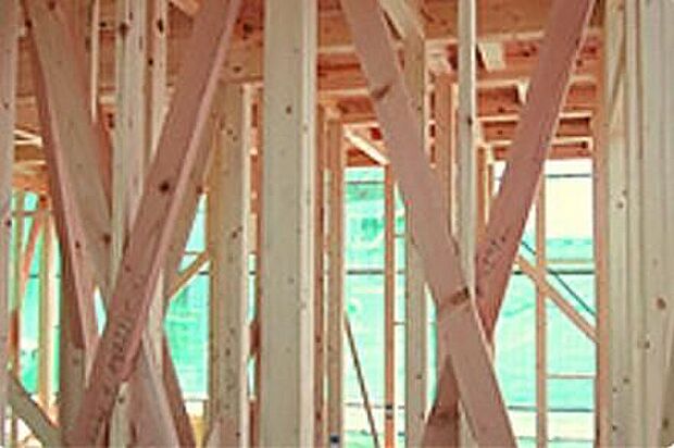 【【木造軸組工法】】一建設は、木の家づくりにこだわっています。それは、常に呼吸し、気候の変化に合わせて微妙に伸縮する木材こそが、高温多湿な日本の気候風土に最適と確信しているからです。「木造軸組み工法」は土台、柱、梁などの住宅の骨格を木の軸で造る工法で、1000年以上にわたり、改良・発達を繰り返してきました。接合部には補強金物取り付け、床には構造用合板を使用するなど、強い耐震性・耐久性を発揮しています。