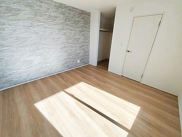 【リビング以外の居室】2面採光の洋室です。窓からの眺望もよくなり視界が広いので、部屋にいても飽きません、そしてもちろん大切なのは明るさと風通し、明るい日差しと心地よい風で自分のお部屋でくつろげる贅沢をご提供します。

