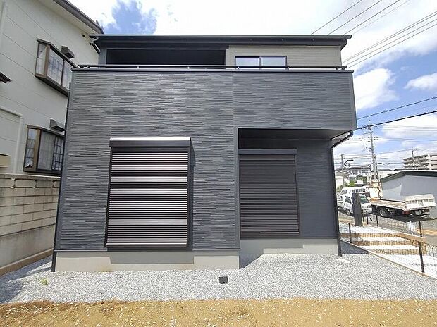 【現地外観写真】堂々完成いたしました。敷地の間口が広く建物も大きいので、まさしく堂々建っているという印象を受ける新築が完成いたしました。お客様の大切なお城として自慢していただける一軒です。