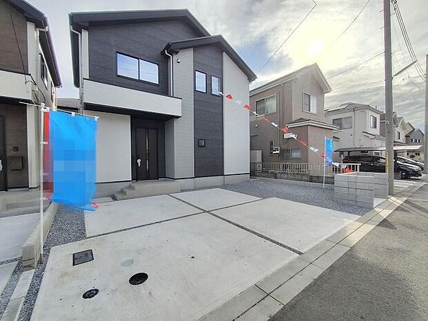 【現地外観写真】建物内部まで完成いたしましたので、ご自由に、お好きなだけゆっくりとご見学いただけます。実際の広さの感覚や、日当たりの良し悪し、お客様ご自身でぜひご確認ください。本日のご案内も可能です。