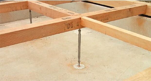 【鋼製床束】建物の床を支える「床束」と呼ばれる支持材に、サビやシロアリを寄せ付けない鋼製の床束を採用しています。従来品に比べ信頼性が高く、安心の強度で床の荷重を支えます。