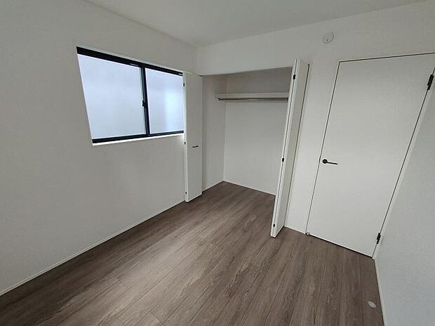 【リビング以外の居室】各居室に収納を完備しております。収納が豊富な住宅は居室空間がしっかりと使えるので暮らしやすさが断然に上がります。荷物をを気にすることなく家具の配置をお好み通りにできるのも大きな魅力です。